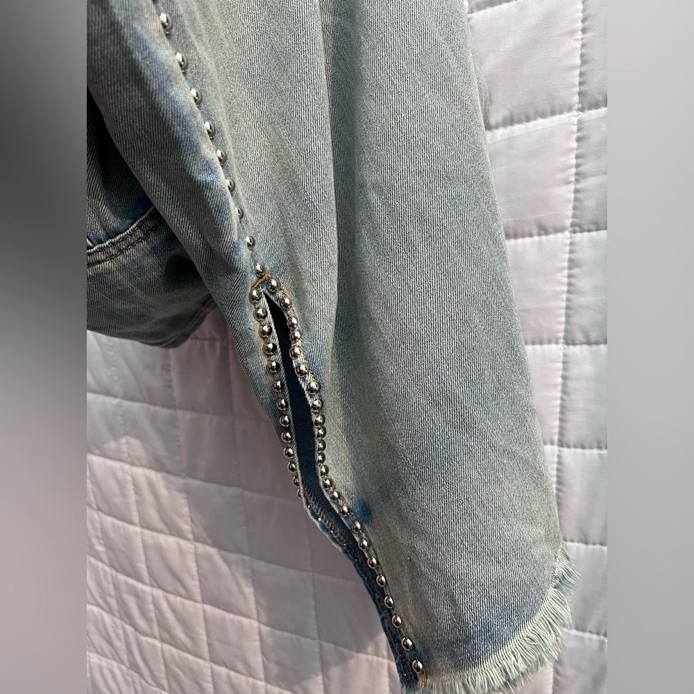 POL Light Wash Flare Jeans - Picture 8 of 9